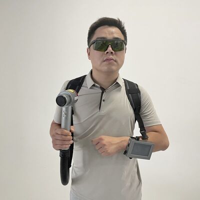 300W バックパック パルスレーザー 洗浄機 バッテリーオプションのハンドヘルド 腐食塗料除去機
